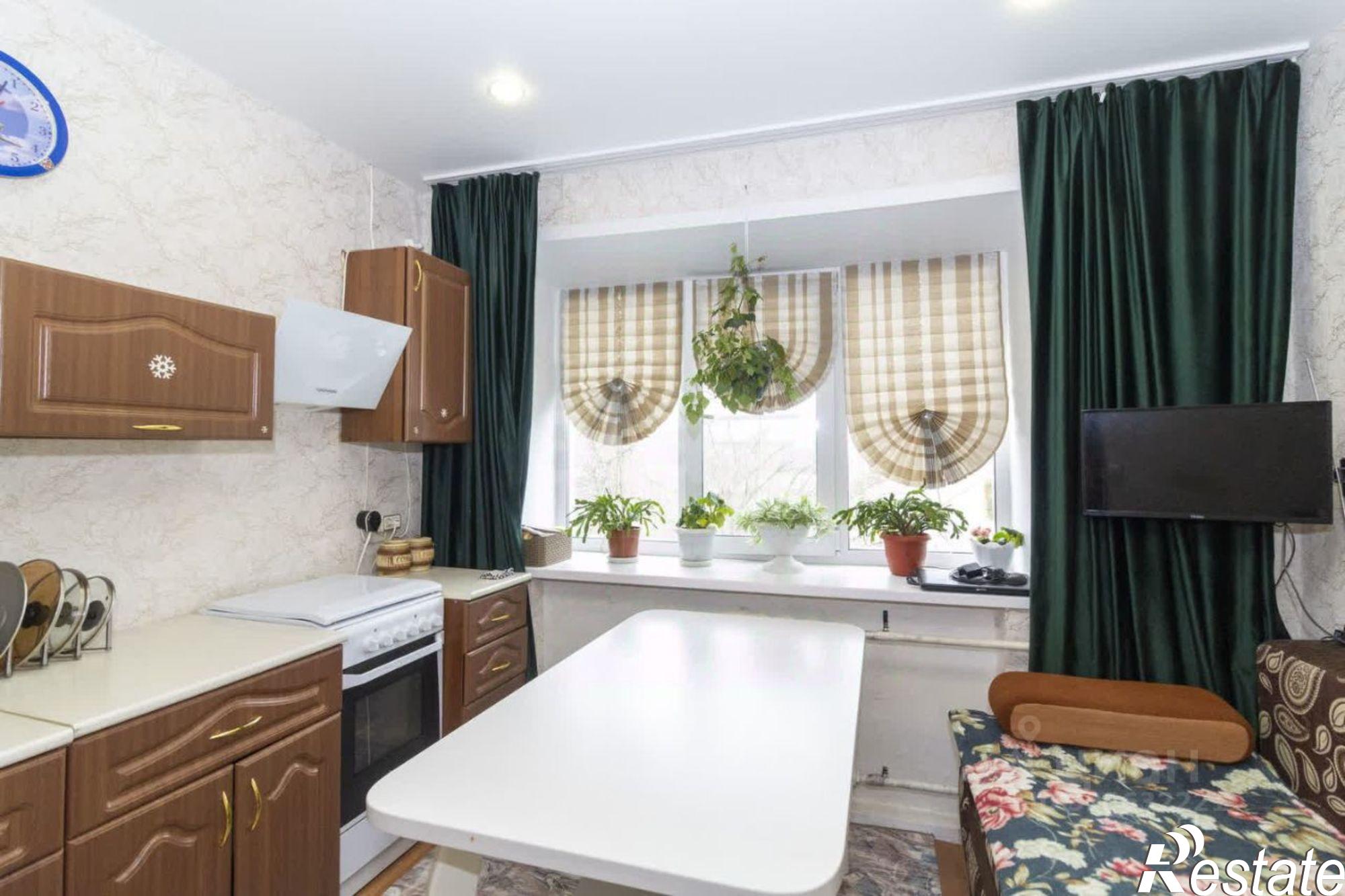 Купить комнату за 2 240 000 рублей на ул Декабристов, 148