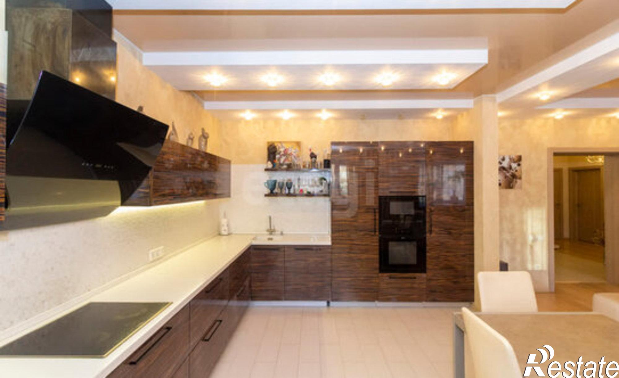 Купить квартиру за 15 500 000 рублей на ул Валерии Гнаровской, 10 3